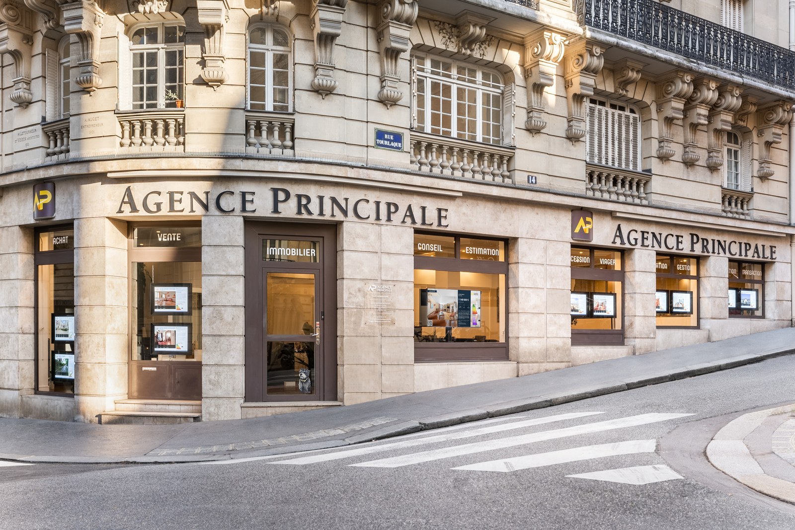 Façade de l'Agence Principale Paris Montmartre au 14 rue Damrémont, 75018 Paris